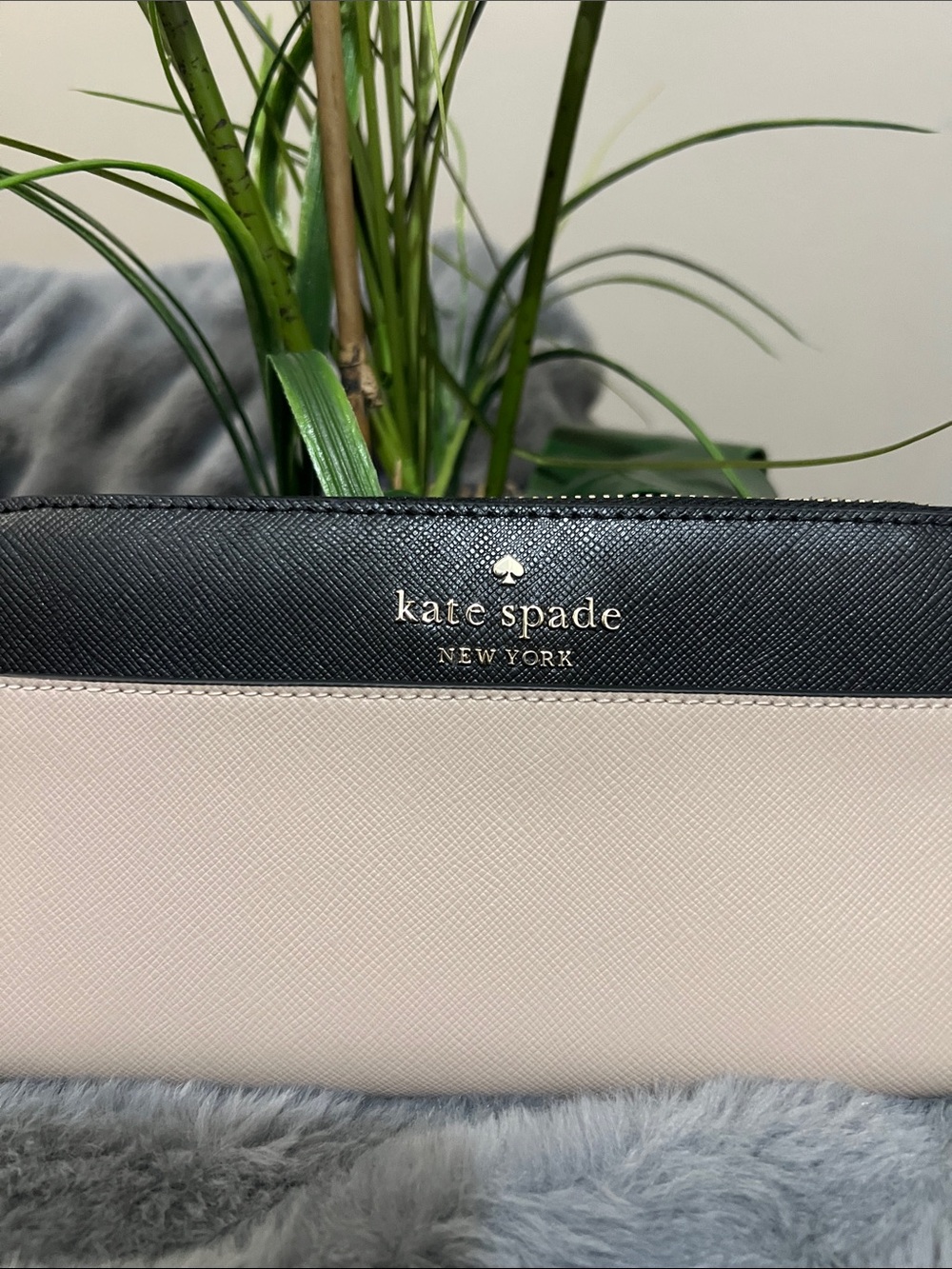 Kate Spade Two-Tone Black and Beige Zip-Around Wallet NWT retail $229 - Picture 2 of 6
